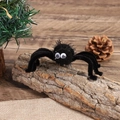 Dettaglio molletta a ragno nero per Halloween con grandi occhi su un tronco di legno naturale - Nero