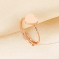Detalle del anillo de corazón en acero inoxidable de oro rosa sobre seda elegante - Corazón Oro Rosa (KR106171-K)