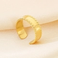 Detalle de anillo ancho dorado texturizado sobre un fondo de seda beige suave - Estilo de Borde de Cuentas (KR107850-KFC) - Dorado