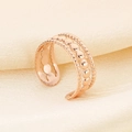 Detalle macro del anillo texturizado multicapa en oro rosa sobre fondo de seda - Estilo de Cuentas de Capas Múltiples (KR105261--KFC) - Oro Rosa