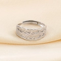 Vista dettagliata dell'anello aperto intrecciato argento con trama foglia su seta - Stile texture intrecciata argento (KR107652-KFC)