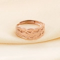 Dettaglio anello intrecciato oro rosa con trama a foglia su sfondo di seta - Stile texture intrecciata oro rosa (KR107650-KFC)
