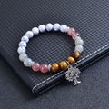 Detail eines Perlenarmbands mit 8mm weißem Türkis, Tigerauge und Baum des Lebens Anhänger - Lebensbaum Armband