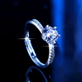 Klassieke zilveren moissanite ring met zes klauwen en ronde slijpvorm met zij-diamanten - Verstelbaar Open / Dames Ring 1 Karaat