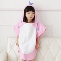 Rosa Drachen Baby-Bademantel aus weicher Baumwolle mit blauen gepunkteten Details - M / Rosa