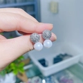 Macro-opname van s925 zilveren pareloorbellen met micro-ingelegde zirkoon bol details - Zilveren Pave Sfeer Parel Oorknopjes / Wit