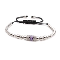 Verstellbares Silber-Perlenarmband mit Zirkonia und lila ovalen Edelsteinen im Fokus - Platin