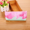 Trousse à crayons dégradé rose et vert avec motif fraise et texte In The Summer Day - Fraise Dégradé Rose Vert