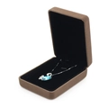 Scatola per gioielli in velluto marrone scuro con interno nero e collana a cigno blu - Marrone Piatto - Scatola Grande per Pendente / Scatola Rivestita in Velluto Metallico
