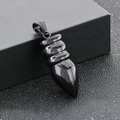 Colgante de bala negra en acero de titanio sobre una caja de joyería texturizada - Colgante Color Negro (KP78336-K)