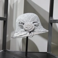 Dettaglio cappello cloche in lana grigia con elegante decorazione floreale intrecciata - M (56-58cm) / Grigio