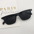 Gafas de sol cuadradas negras con remaches plateados y lentes oscuros elegantes - Montura Negra / Lentes Negras