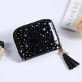 Portafoglio nero minimalista con stelle olografiche e nappa su sfondo bianco luminoso - Nero Motivo a Stelle