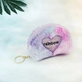 Vue détaillée du porte-monnaie cœur en peluche dégradée avec anneau doré - Demi-cercle Tie-dye Violet