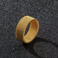 Anello in acciaio inossidabile da 8 mm con maglia dorata e fascia geometrica - US 6 / Oro