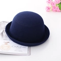Elegante bombetta in feltro di lana blu scuro con tesa arrotolata su sfondo bianco e fiori - Blu Notte