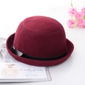 Elegante bombetta in lana bordeaux con cinturino in pelle nera e fibbia metallica - Borgogna