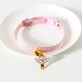 Dettaglio del collare rosa a pois per gatti con campanello dorato e ciondolo magico - S (17-32cm) / Bacchetta Magica Rosa