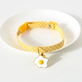 Dettaglio di un collare per gatti giallo stellato con ciondolo a uovo fritto in piatto - S (17-32cm) / Giallo Uovo al Tegamino