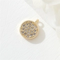 Vista macro di un ciondolo circolare placcato oro 14K con micro-pavé di zirconi lucidi - Zirconia Rotonda Bianca (H-0330 Bianco)