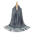Detail eines dunkelblauen Paisley-Schals mit eleganten Fransen auf einer Holzpuppe - Graublau