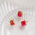 Detail van rode kristallen geschenkdooshangers met handgemaakte gouden draadstrik - Helder Rood