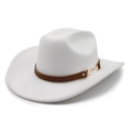 Détail d'un chapeau de cowboy blanc avec ruban en cuir marron et boucle métallique dorée - M (56-58cm) / Blanc