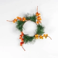 Künstlicher Weihnachtskranz mit grünen PVC-Tannennadeln, roten Beeren und Kunstschnee - Simulierter Orangenkranz