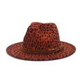 Dettaglio macro del cappello fedora leopardato con fascia in camoscio e fibbia d'oro - Borgogna