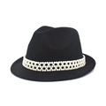 Detalle de sombrero fedora negro de lana con elegante banda decorativa de perlas blancas - M(56-58cm) / Negro