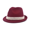 Detalle del sombrero de fieltro burdeos con elegante banda de perlas de varias capas - M(56-58cm) / Burdeos