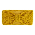 Detail eines ingwergelben Strickstirnbands mit weichem Fleecefutter und Knoten - Gelb