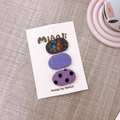 Détail de trois petites barrettes BB en tissu floral et violet sur leur carte - Ensemble Violet