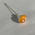 Mini-Schaumpilz in Orange mit weißen Punkten und grünem Draht für Bonsai-Deko - Orange