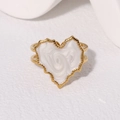 Minimalistischer Goldring mit weißem Herz aus Emaille und unregelmäßigem Randdesign - Perlweiß