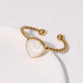 Anello a spirale dorato minimalista con intarsio triangolare in madreperla e perle - Stile Aperto a Triangolo Bianco Perlato / Bianco Perlato