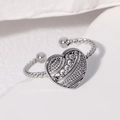 Anillo abierto vintage de corazón plateado con banda de cuerda trenzada y textura martillada - Color Acero