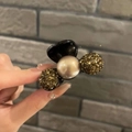Pinza para el pelo con perlas negras y purpurina oscura para peinados modernos y chic - Pieza Única / Dorado