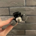 Elegante pinza para el cabello negra con perla grande y diamantes de imitación brillantes - Pieza Única / Negro
