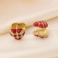Macro di orecchini a cuore a scacchi rossi con diamanti bianchi e incisione S925 - Stile Cuore a Scacchiera Oro e Rosso (KE116432-KFC)