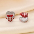 Dettaglio macro di orecchini a cuore a scacchi rossi con zirconi su seta lussuosa - Stile Cuore a Scacchiera Acciaio e Rosso (KE116433-KFC)