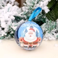 Blaue Weihnachtskugel mit Weihnachtsmann und Rentier-Motiv an einem verschneiten Zweig - Blauer Weihnachtsmann & Rentier / Blau