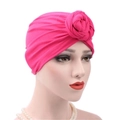 Détail d'un turban en coton rose fuchsia avec un nœud floral sur fond blanc pur - Taille Unique(Réglable) / Rouge Rose