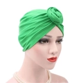 Détail d'un turban en coton plissé vert avec un grand nœud décoratif sur le devant - Taille Unique(Réglable) / vert clair