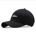 Klassische schwarze Baumwoll-Baseballkappe mit detailreicher weißer Haifisch-Stickerei - Verstellbar / Schwarz