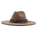 Chapeau feutre beige à large bord, bande ethnique perlée colorée et franges bohème chic. - Chapeau Jazz Rétro (m9-46) / Chameau