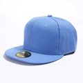 Vista dettagliata di un cappellino hip-hop celeste a tesa piatta con adesivo dorato - 56-60cm / Celeste