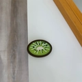Detailaufnahme einer Haarklammer in Kiwi-Form aus Acetat mit grünem Fruchtfleisch - Kiwi-Scheibe Clip