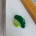 Detailansicht einer grünen Acetate-Haarklammer in süßer Cartoon-Brokkoli-Gemüseform - Brokkoli Clip