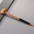 Dettaglio della penna a sfera in cristallo occhio di tigre con accenti in oro rosa - Bracciale in pietra occhio di tigre